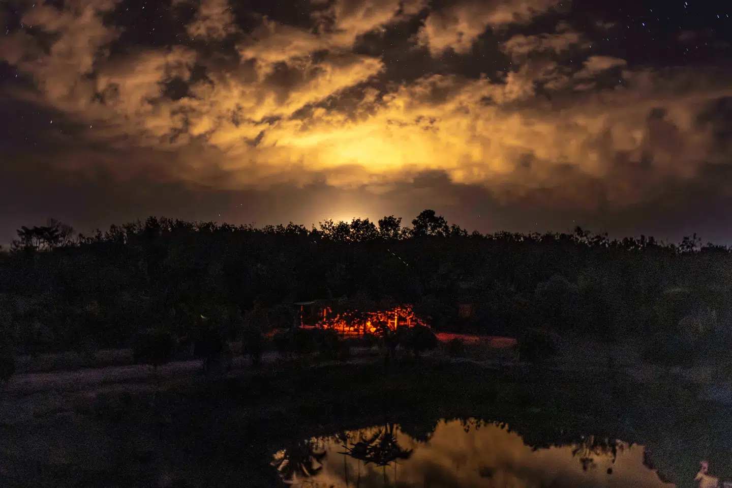 Det thailandske militær tænder et blus under kampe med Cambodja onsdag. (Arkivfoto).