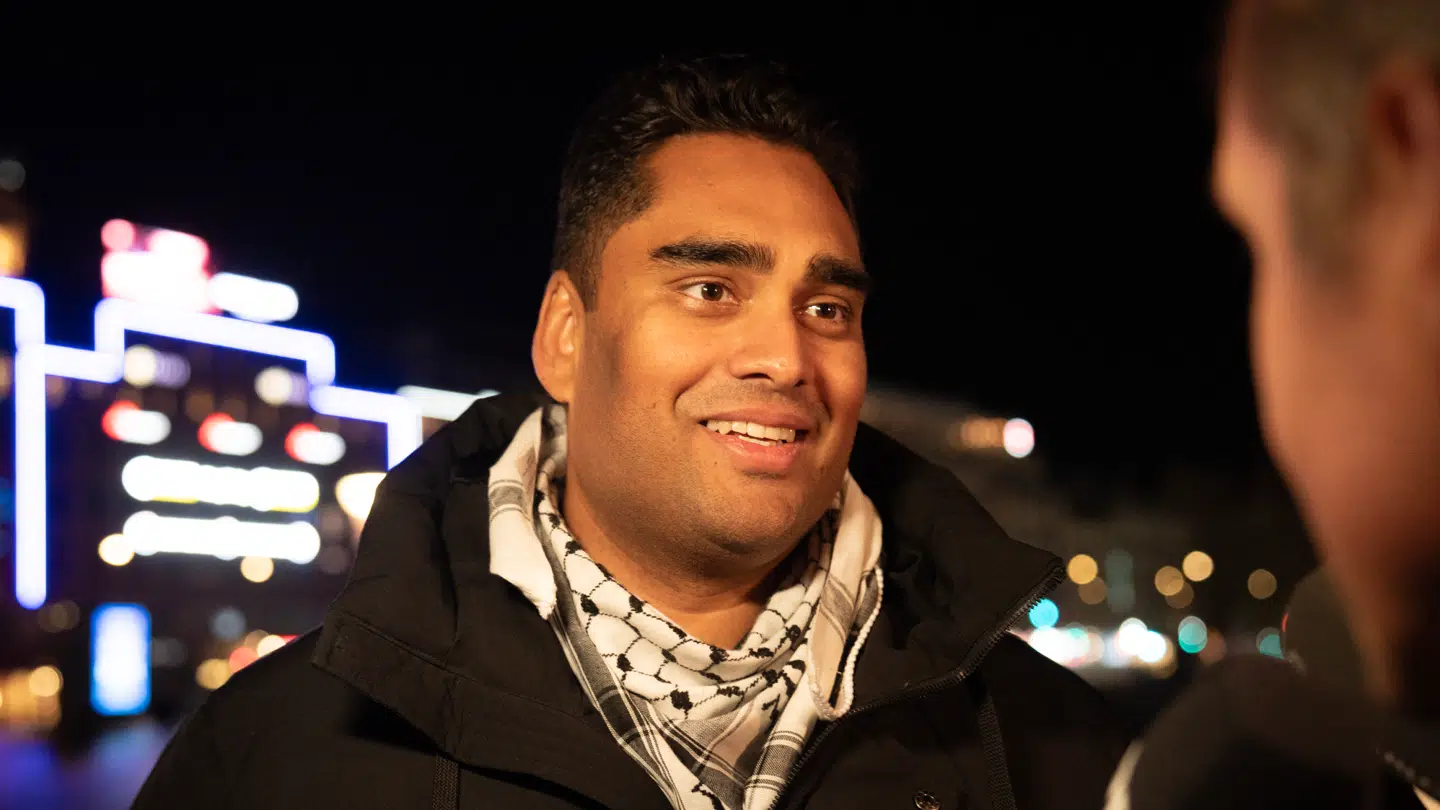 Sikandar Siddique fra Frie Grønne ankommer til Københavns Rådhus.