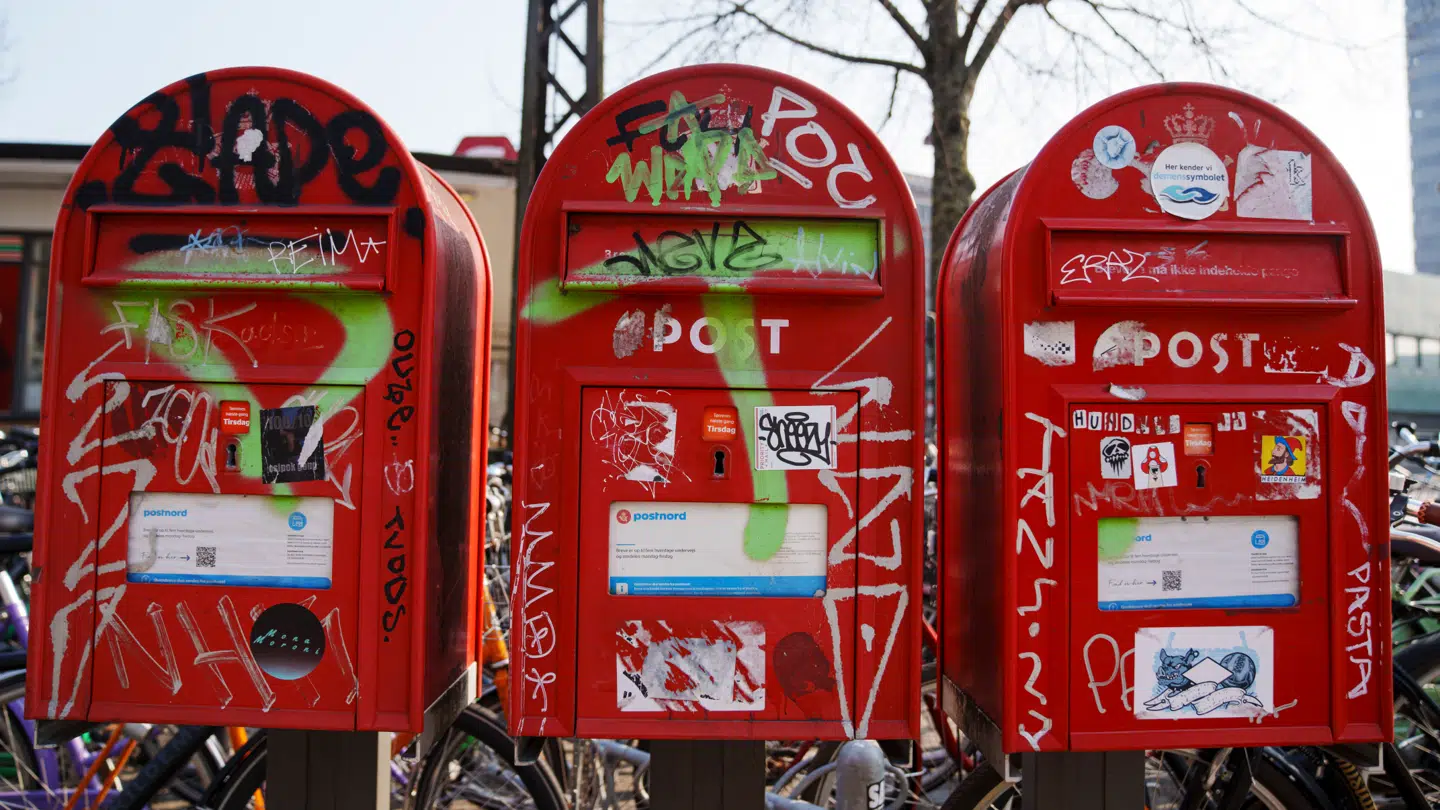 De velkendte røde postkasser pilles ned og erstattes med nye.