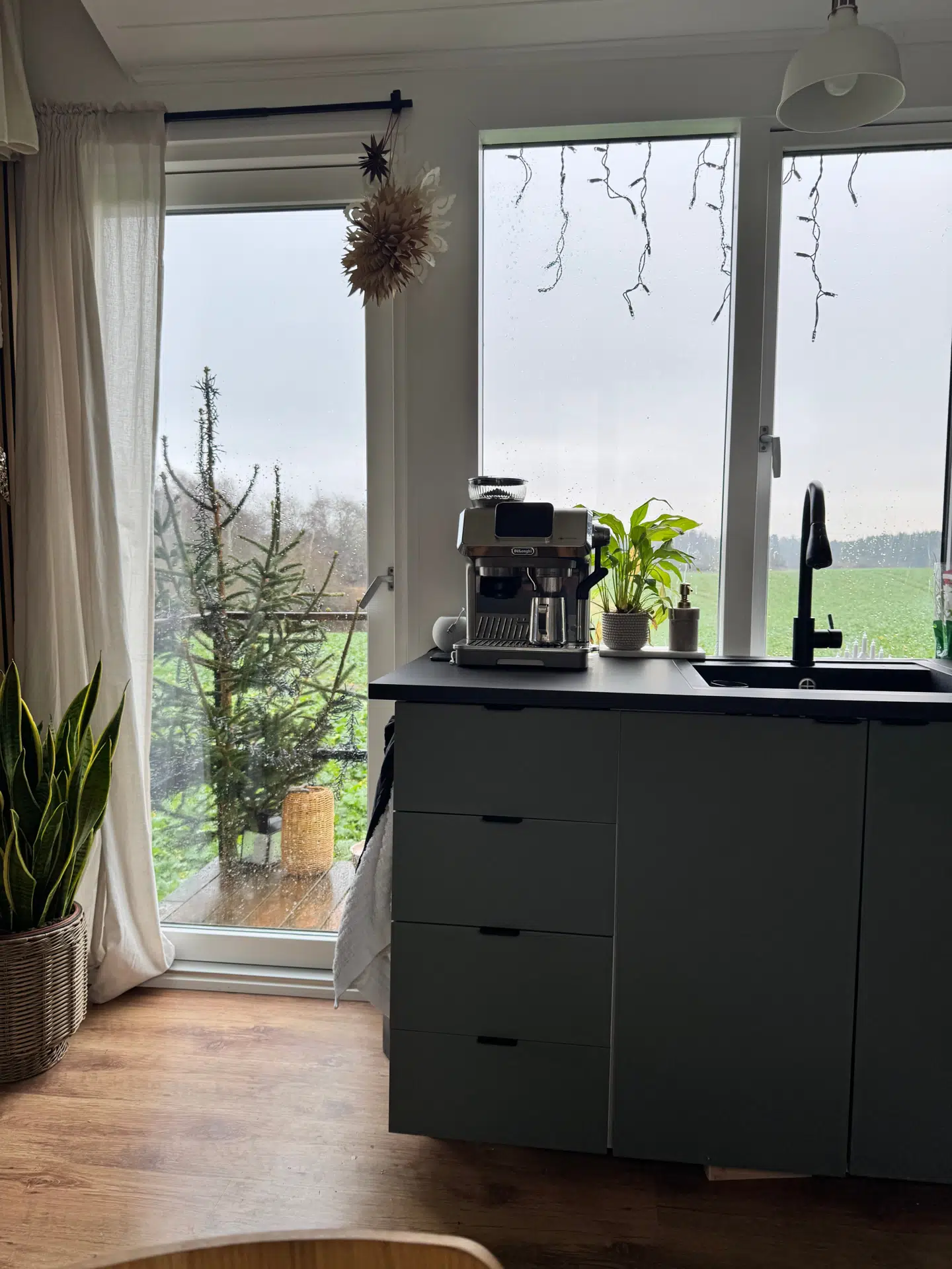 Køkkenet i familiens tinyhouse har udsigt over markerne.