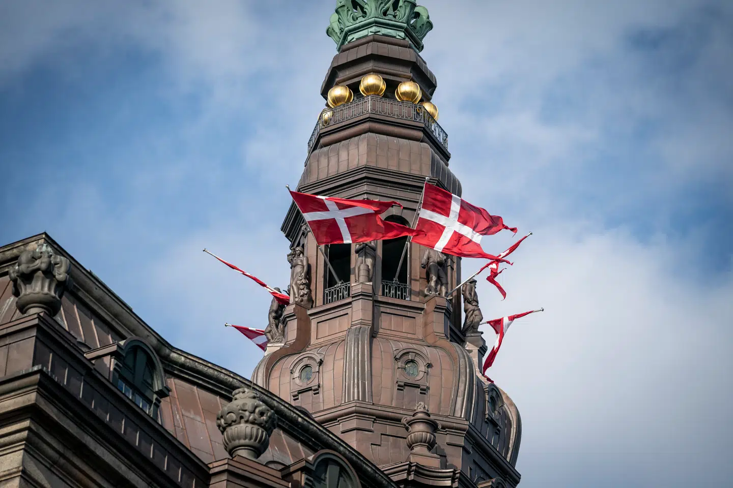Et udvalgslokale i Folketinget har nu også fået et Dannebrog op at hænge. Billedet er fra Folketingets åbning, hvor der traditionelt flages fra tårnet på Christiansborg.