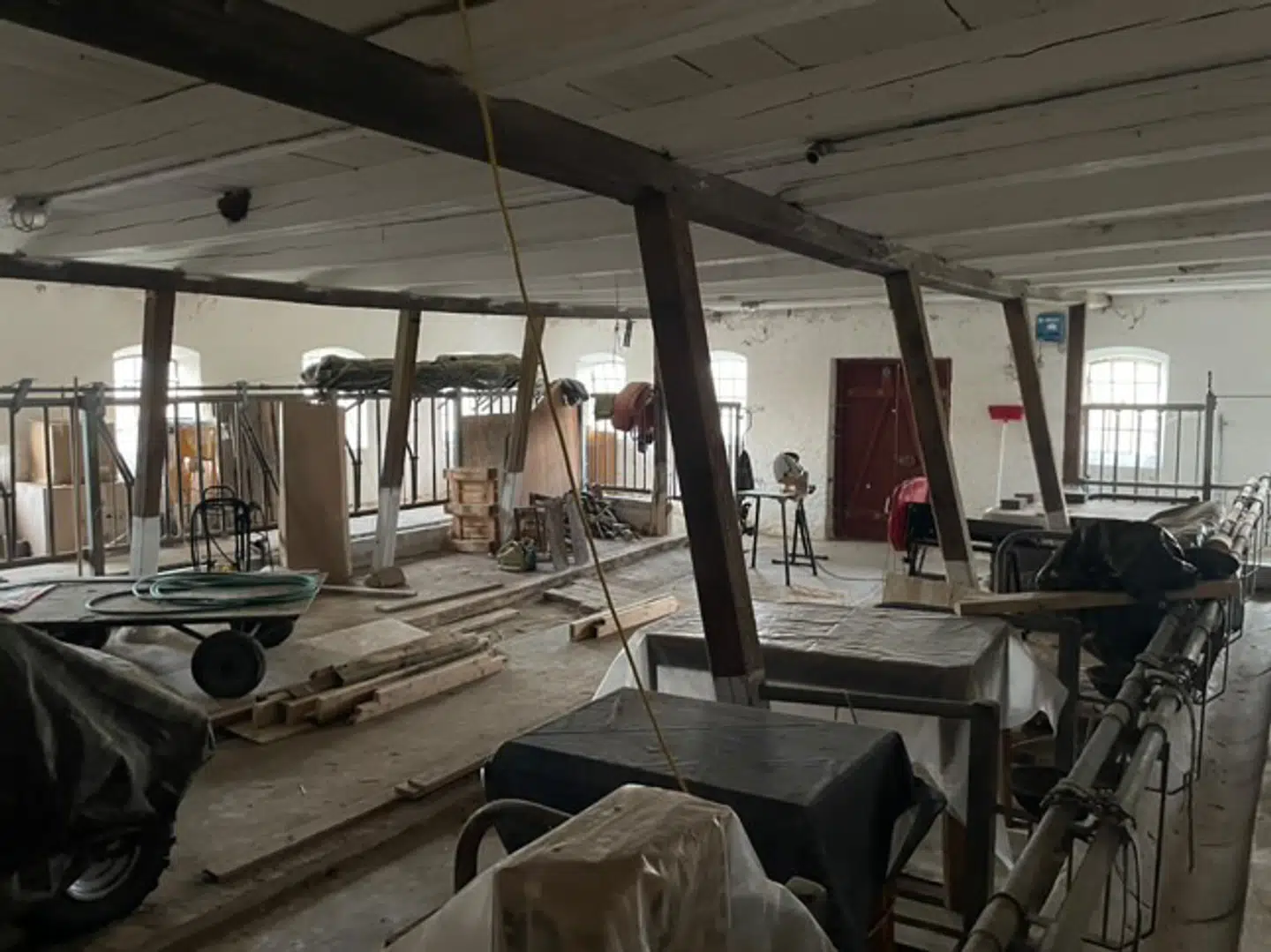 Her er den gamle kostald, der på sigt skal blive familiens nye hjem.