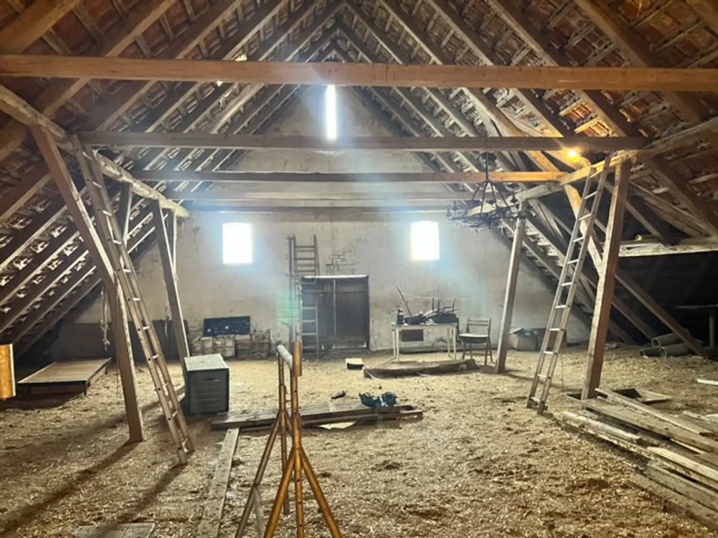 Det gamle høloft skal blive en del af familiens nye hjem - der efter planen skal stå færdigt næste år.