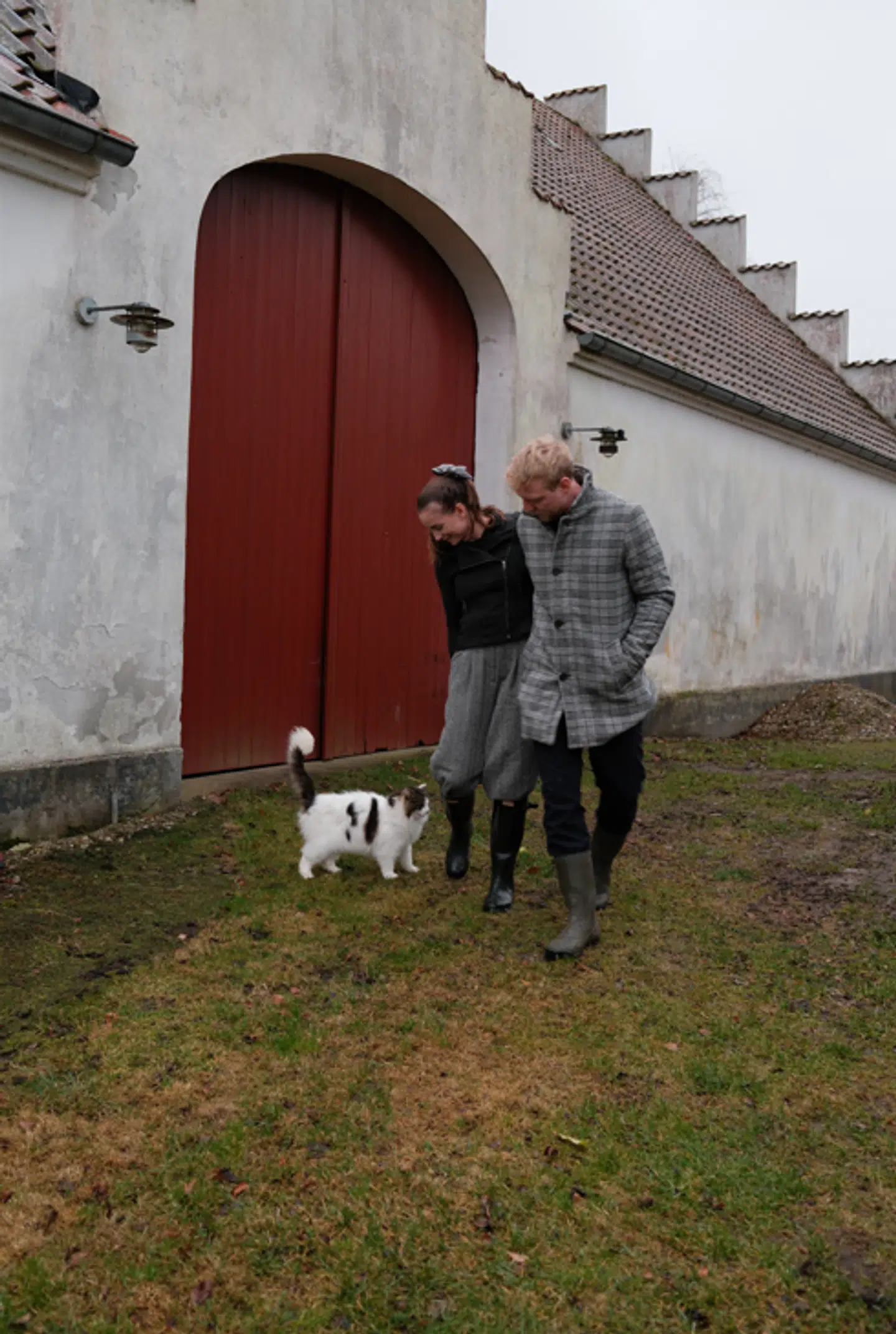 Claudia Rex og Pelle Emil Hebsgaard ved deres nye hjem.