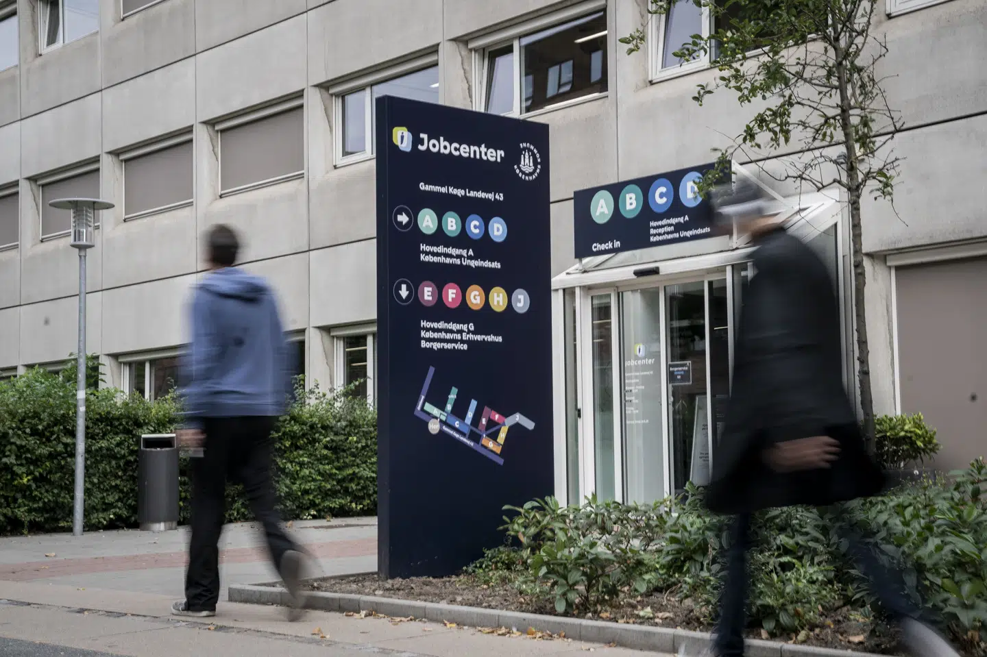 Flere personer stod uden et job i november sammenlignet med måneden før. Samtidig stiger beskæftigelsen. (Arkivfoto).