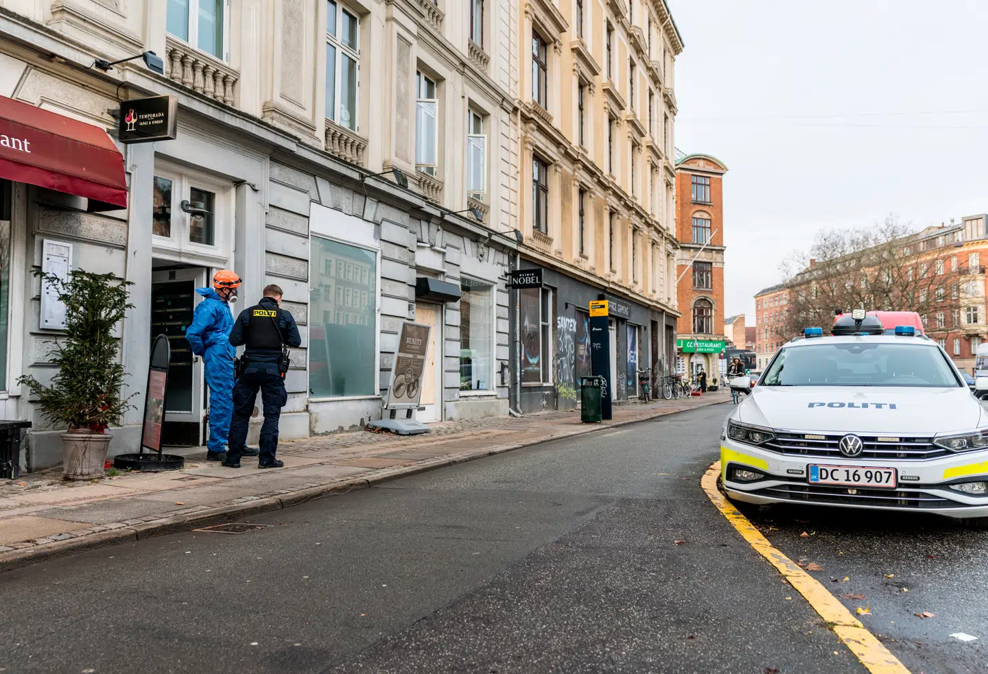 Københavns Politi til stede efter lejlighedsbranden på Åboulevarden i København.