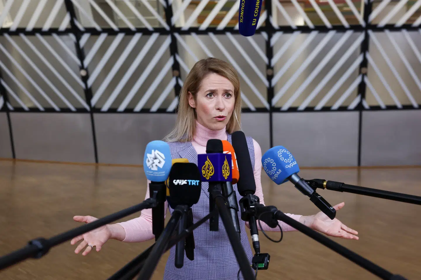 EU's udenrigschef, Kaja Kallas, udtaler sig til pressen om et erstatningslån til Ukraine på vej ind til EU-topmødet i Bruxelles torsdag.