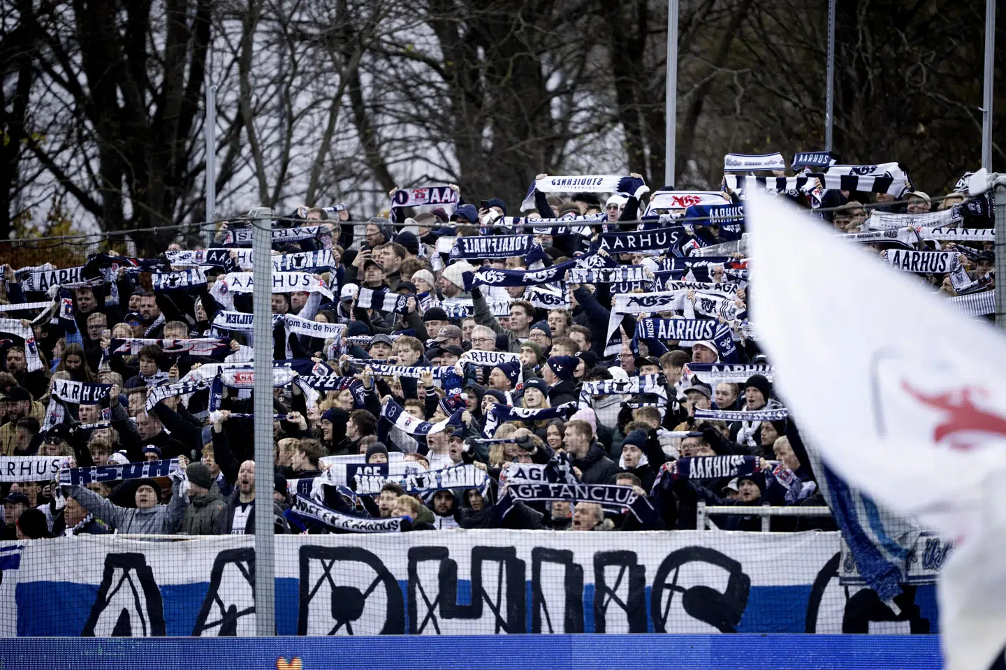 AGF-fans under en kamp i Superligaen mod FC København i Aarhus. Fra foråret indføres synstolkning til AGF's hjemmekampe. (Arkivfoto).