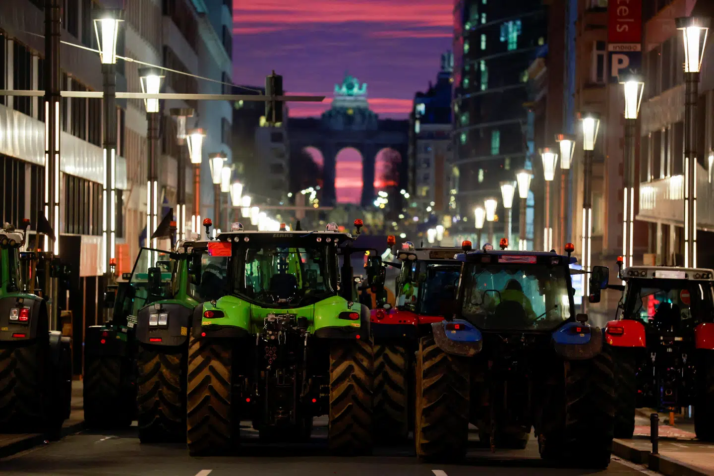 Ukraine er ikke det eneste punkt på dagsordenen i Bruxelles. Mercosur-aftalen mellem EU og Latinamerika står efter 25 års forhandling nu til vedtagelse, og det har fået bønder fra flere EU-lande til at køre deres traktorer ind i den belgiske hovedstad i protest. Foto: Stephanie Lecocq, Scanpix