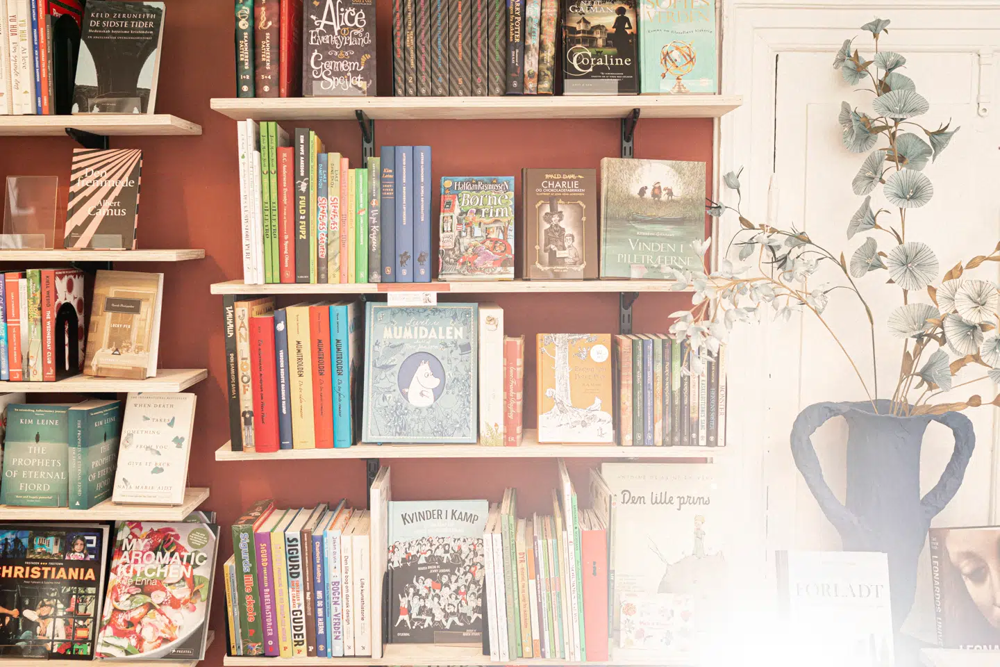 BRØG Litteraturbar i indre København kombinerer en boghandel med en spisebar.