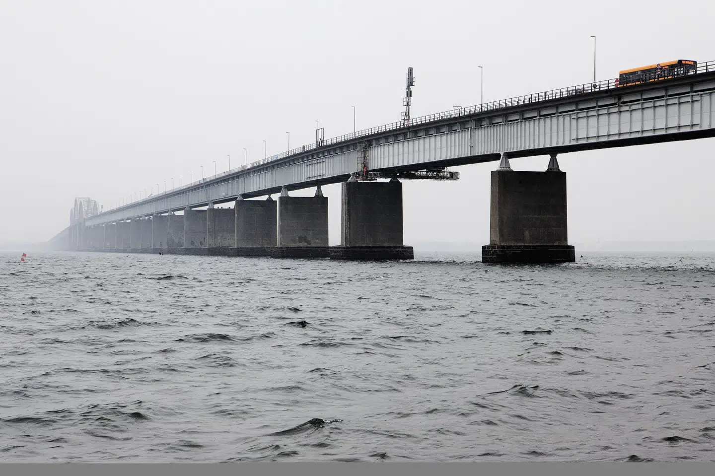 Den gamle Storstrømsbro har forbundet Falster og Sjælland via øen Masnedø siden 1937. Fra næste år skal den nye Storstrømsbro tages i brug efter planen. (Arkivfoto).