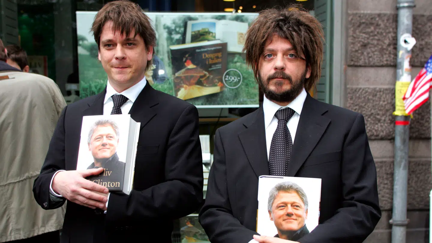 Peter Lund Madsen med sin bror, Anders Lund Madsen. De to brødre lavede i 2005 børneprogrammet 'Til Dans, til vands og i luften', der blev sendt på DR. Her spillede de to brødre.