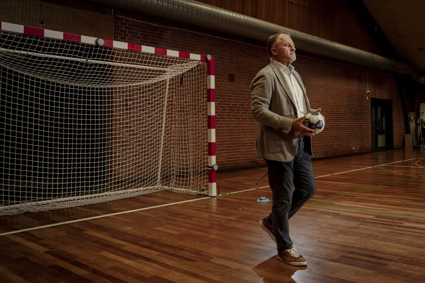 Direktøren i HØJ Elite, Lars Vinther, i Ølstykke Hallen. Efter et år med oprykninger for både kvinde- og herreholdet præsenterer han et årsregnskab med et underskud på to millioner kroner. (Arkivfoto).