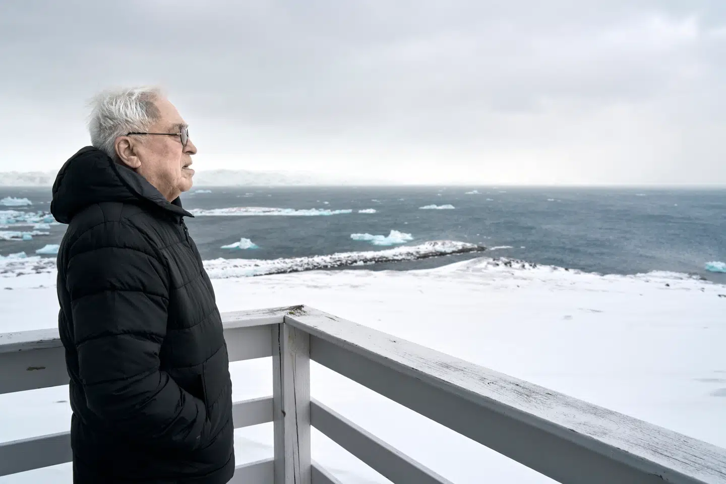 Aqqaluk Lynge bor i Nuuk med udsigt til Nuuk Fjorden. Han har læst og boet i Danmark - og det skærpede hans blik for, hvordan han ønsker, at Grønland skal udvikle sig - i retning af selvstændighed.