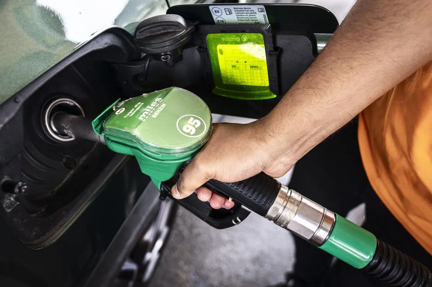 Bilister kan fra årsskiftet finde benzin- og dieselpriser for de enkelte tankstationer inde i Google Maps. Det skal ifølge Erhvervsministeriet øge konkurrence og sænke priser. (Arkivfoto).