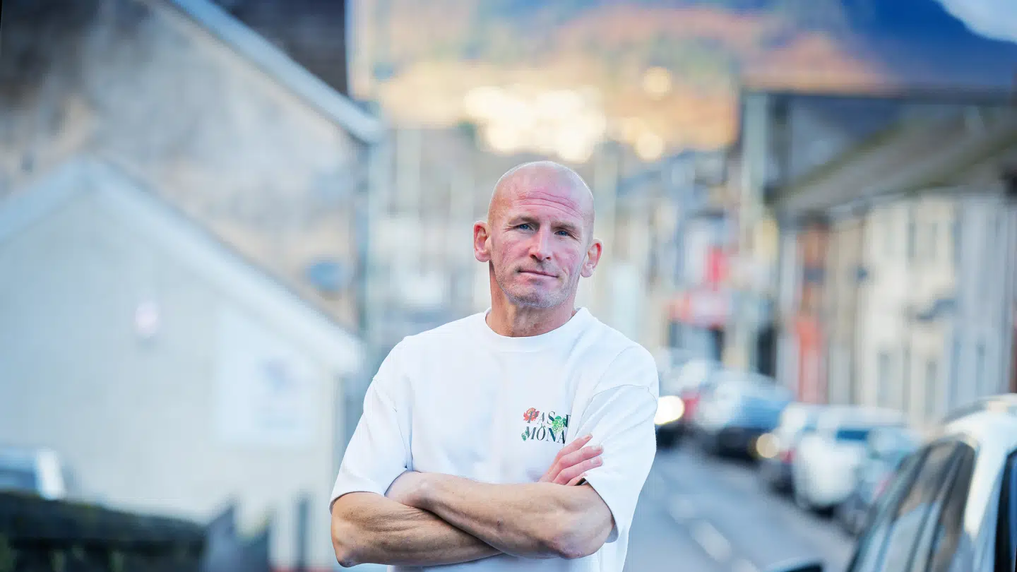 En video på Facebook kostede først Jamie Michael (foto) 17 dages fængsel, og nu må han ikke længere træne sin datters fodboldhold. Hans sag burde vække uro herhjemme, skriver Pierre Collignon i denne kommentar.