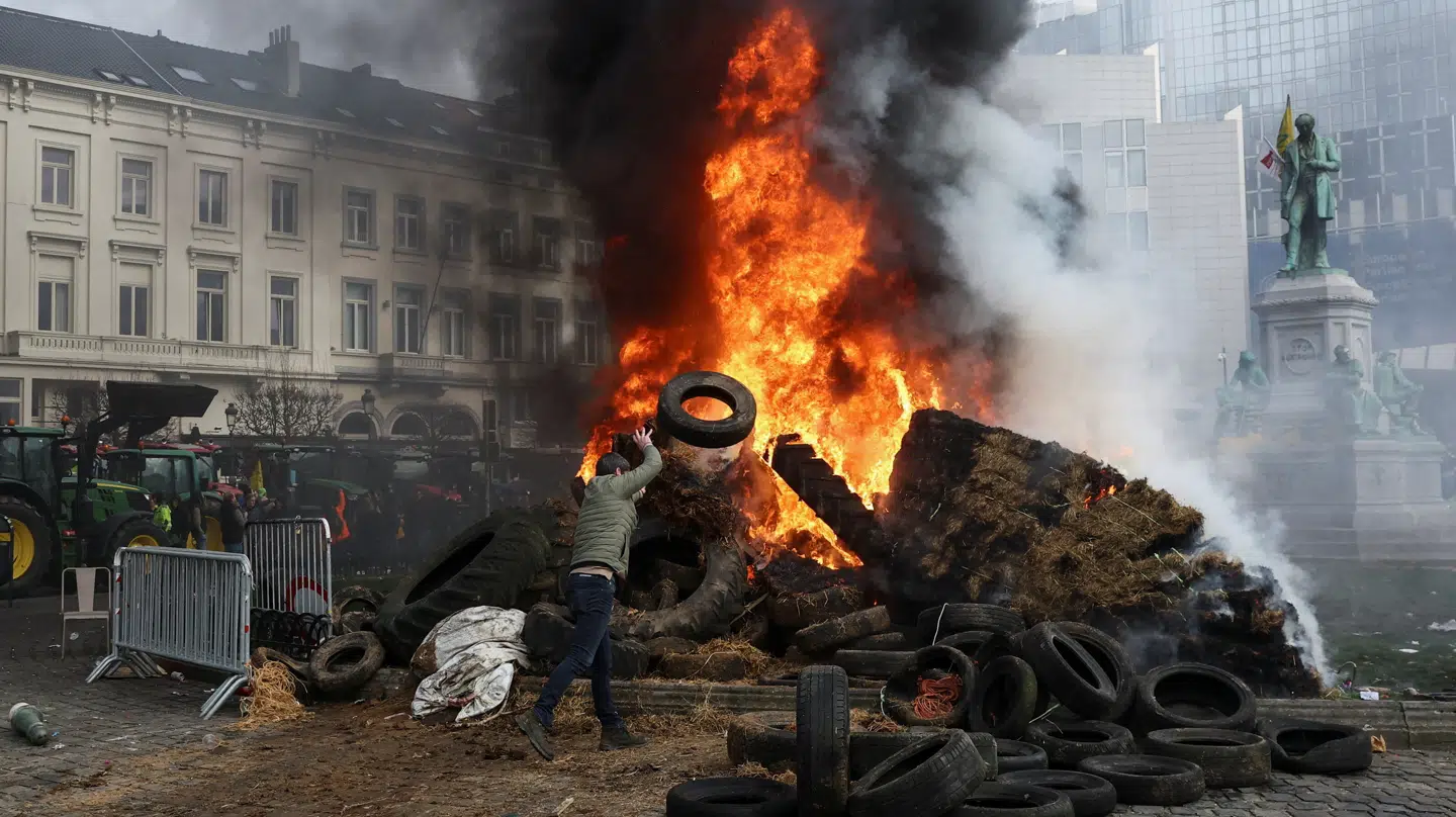 Der foregår lige nu voldsomme protester fra landmænd under EU-topmødet i Bruxelles.