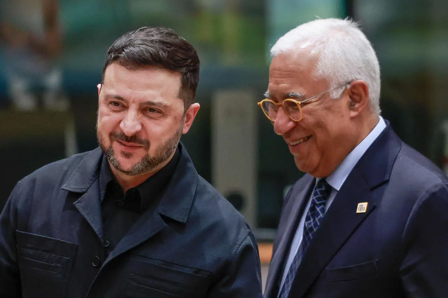 Ukraines præsident, Volodymyr Zelenskyj, blev modtaget af EU's præsident, António Costa, på EU-topmødet i Bruxelles. Her er fortsat europæisk finansiering til Ukraine det centrale spørgsmål.