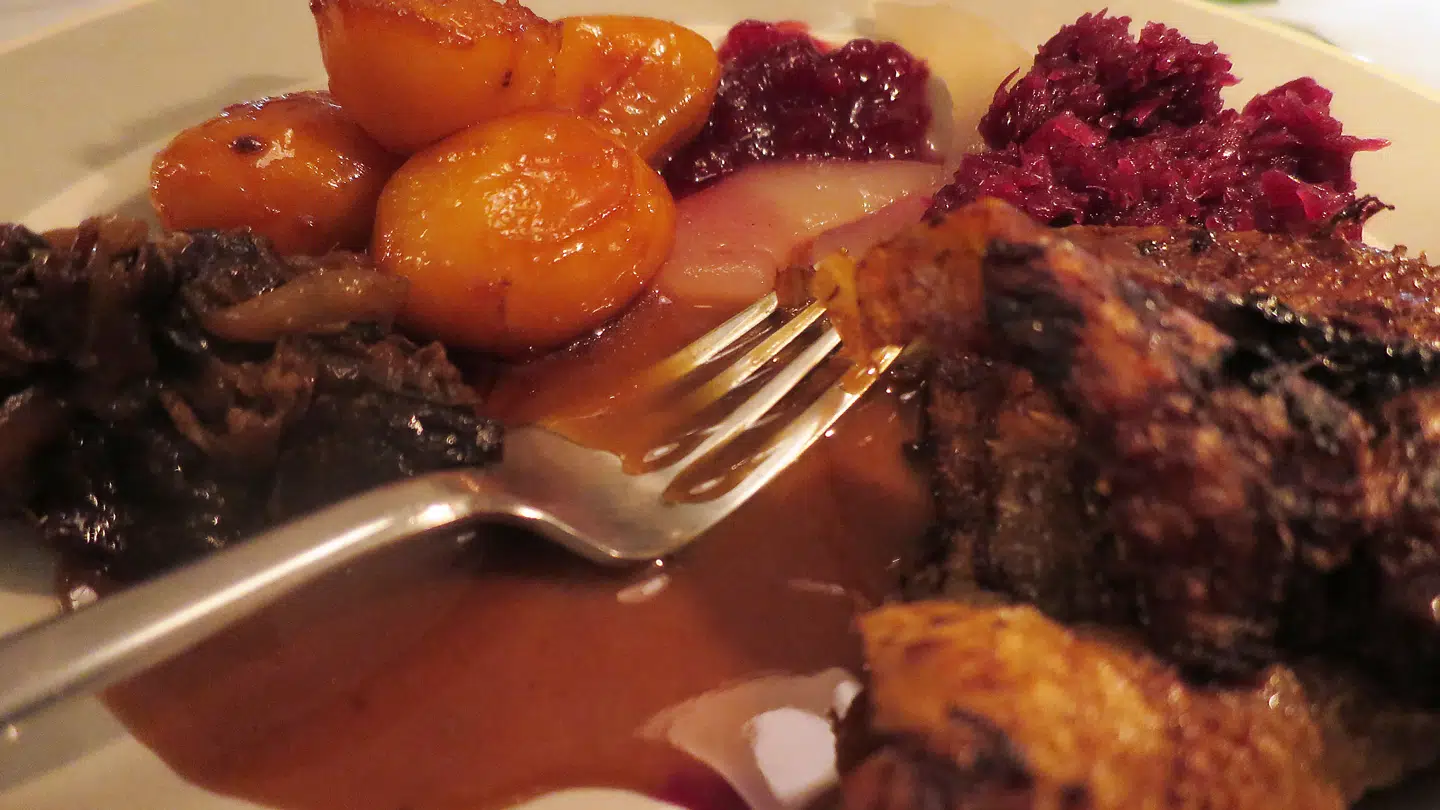 Julemiddagen kan nydes med god samvittighed i år, for den kan sagtens laves billigere end for år siden. Faktisk hele 58 kroner billigere.