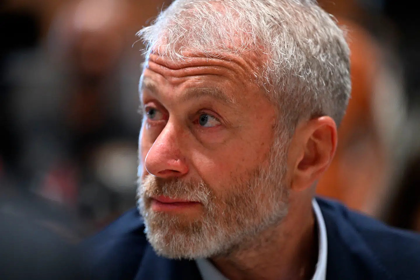 Roman Abramovitj var ejer af fodboldklubben Chelsea F.C. i 19 år. I 2022 blev han tvunget til at sælge den. Europæiske og amerikanske sanktioner fik ham til at flygte ud af EU, hvor han havde sin yacht, sine ejendomme og sine virksomheder. I dag er han fortid i fodboldverdenen og lever tilbagetrukket i Istanbul og Dubai.