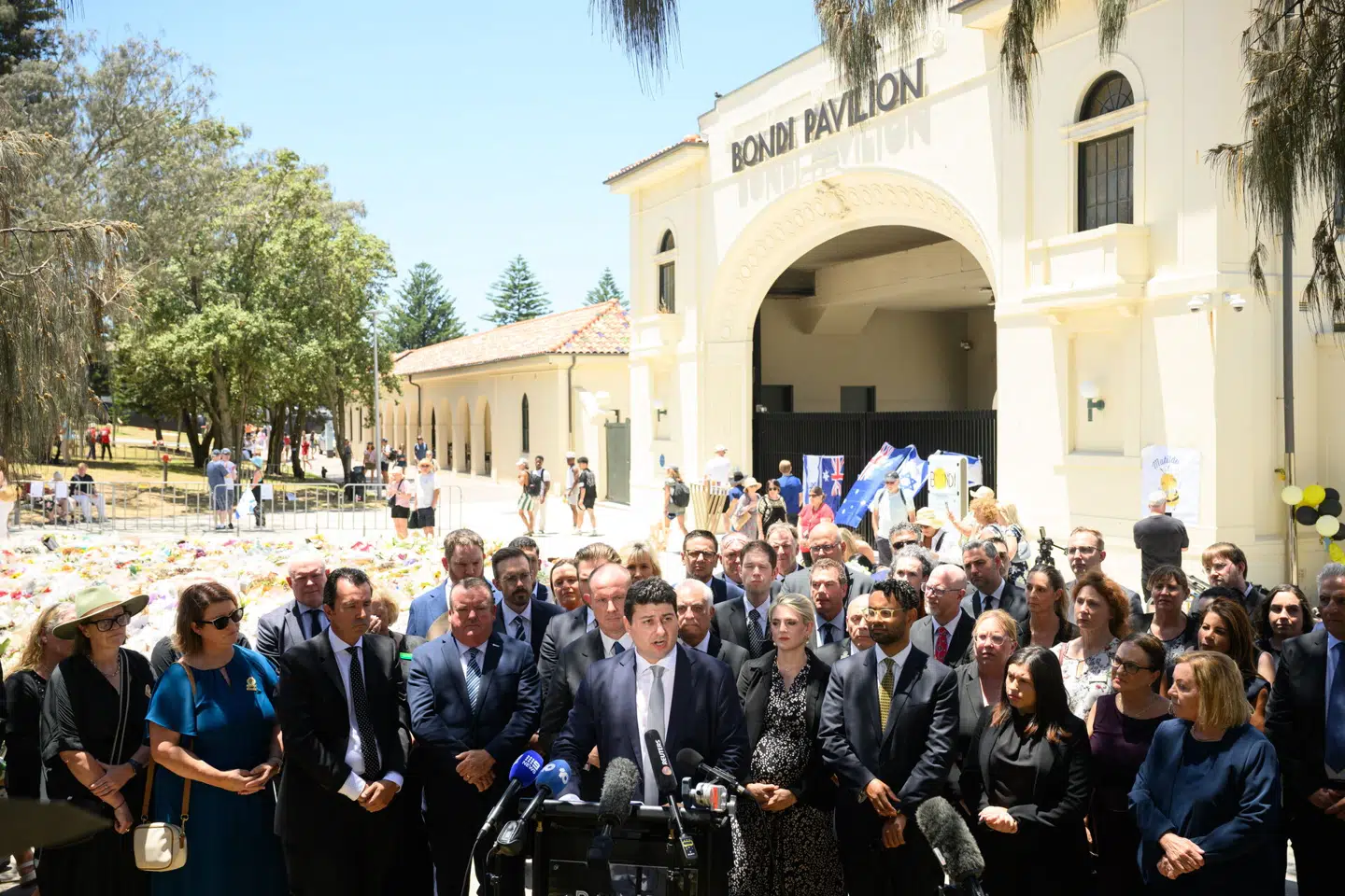 Borgmesteren i Bondi Beach i Australien holder tale til medierne ved mindehøjtid efter masseskyderiet. Foto: Dan Himbrechts, Scanpix.