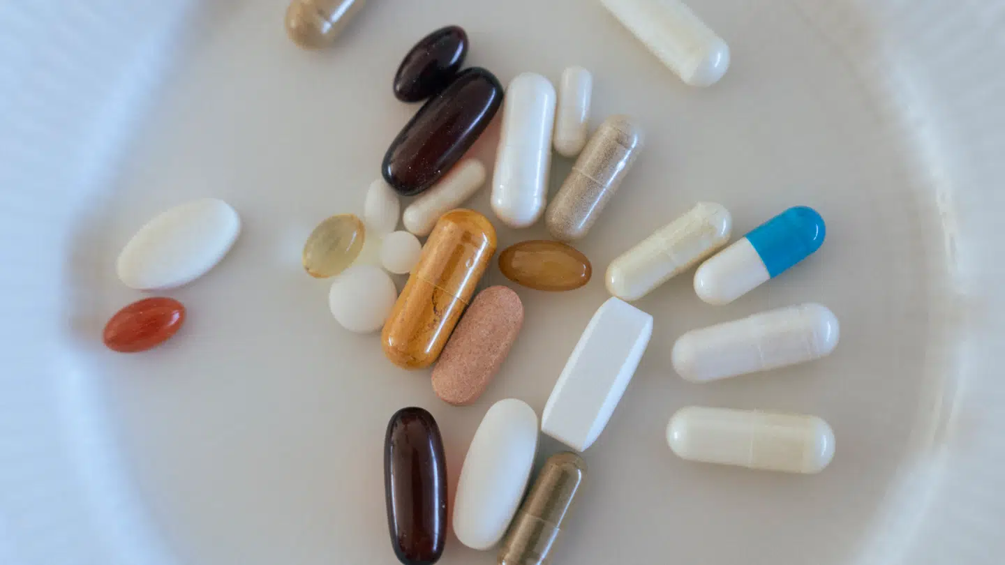 Emil Thorup svor i en periode til sundhed i form af kosttilskud, nu har han skruet ned for antallet af daglige piller.