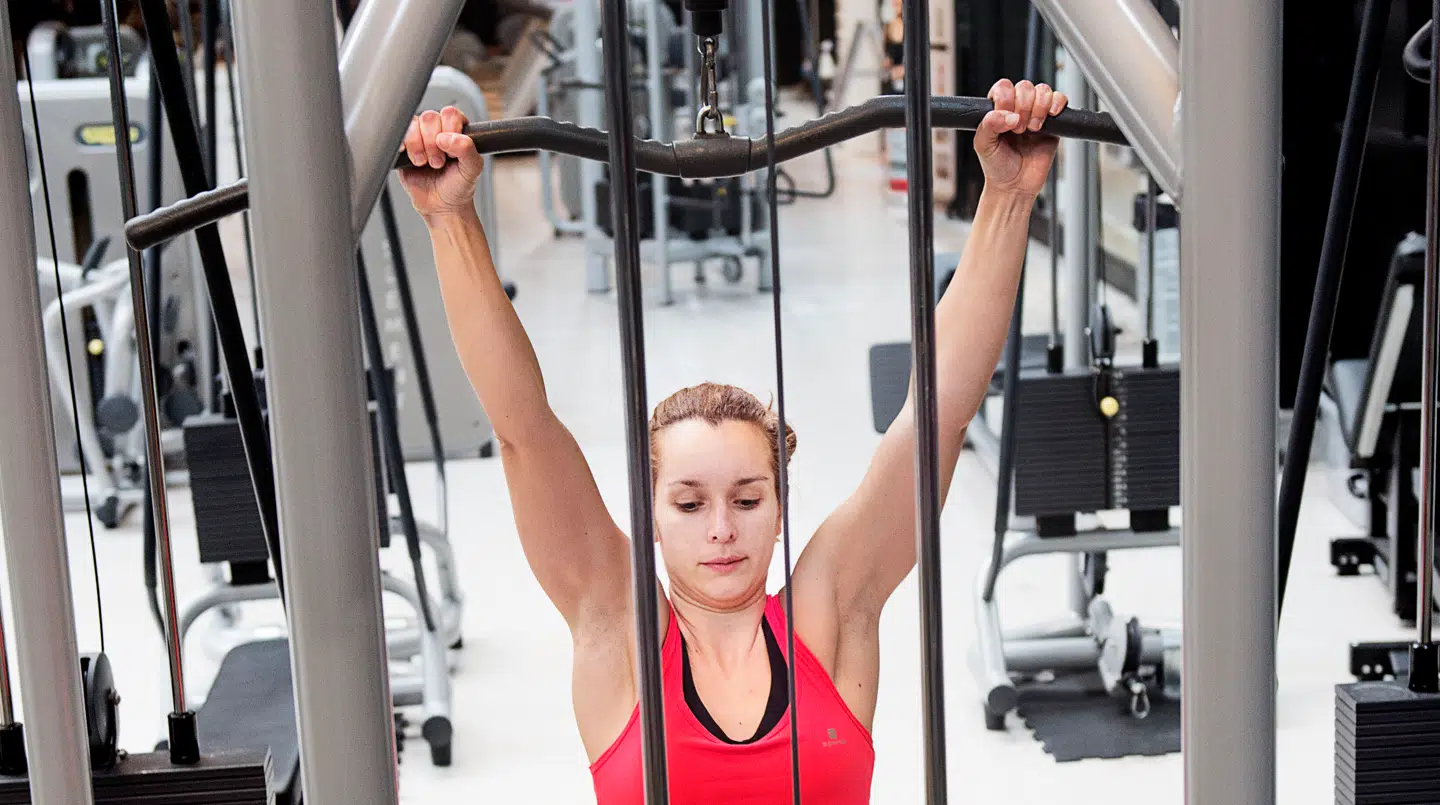 Emil Thorup tror på, at vi i 2026 vælger fitnesscentrene fra til fordel for træning med venner.