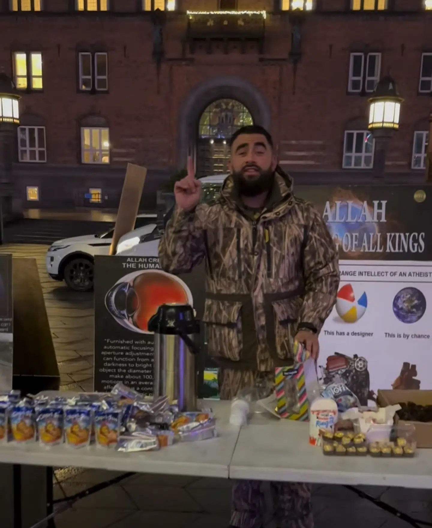 Her ses Ahmarni til en demonstration på Rådhuspladsen i København.