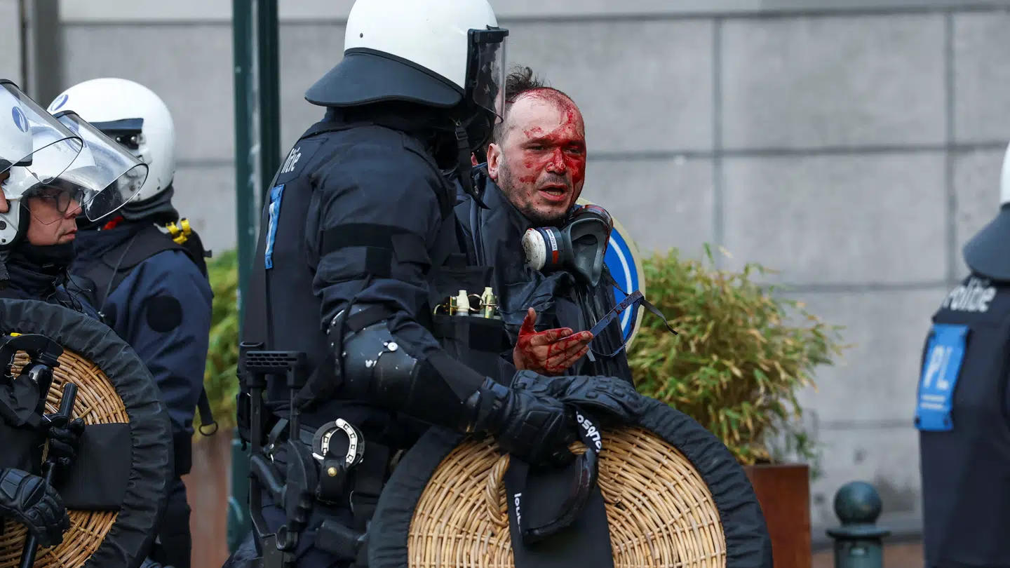 Flere er kommet til skade i store sammenstød mellem politi og demonstranter i Bruxelles.
