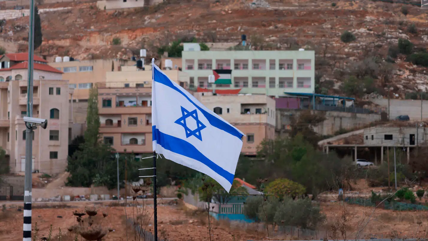 Davidstjernen er midt i Israels flag og vurderes som jødedommens symbol.