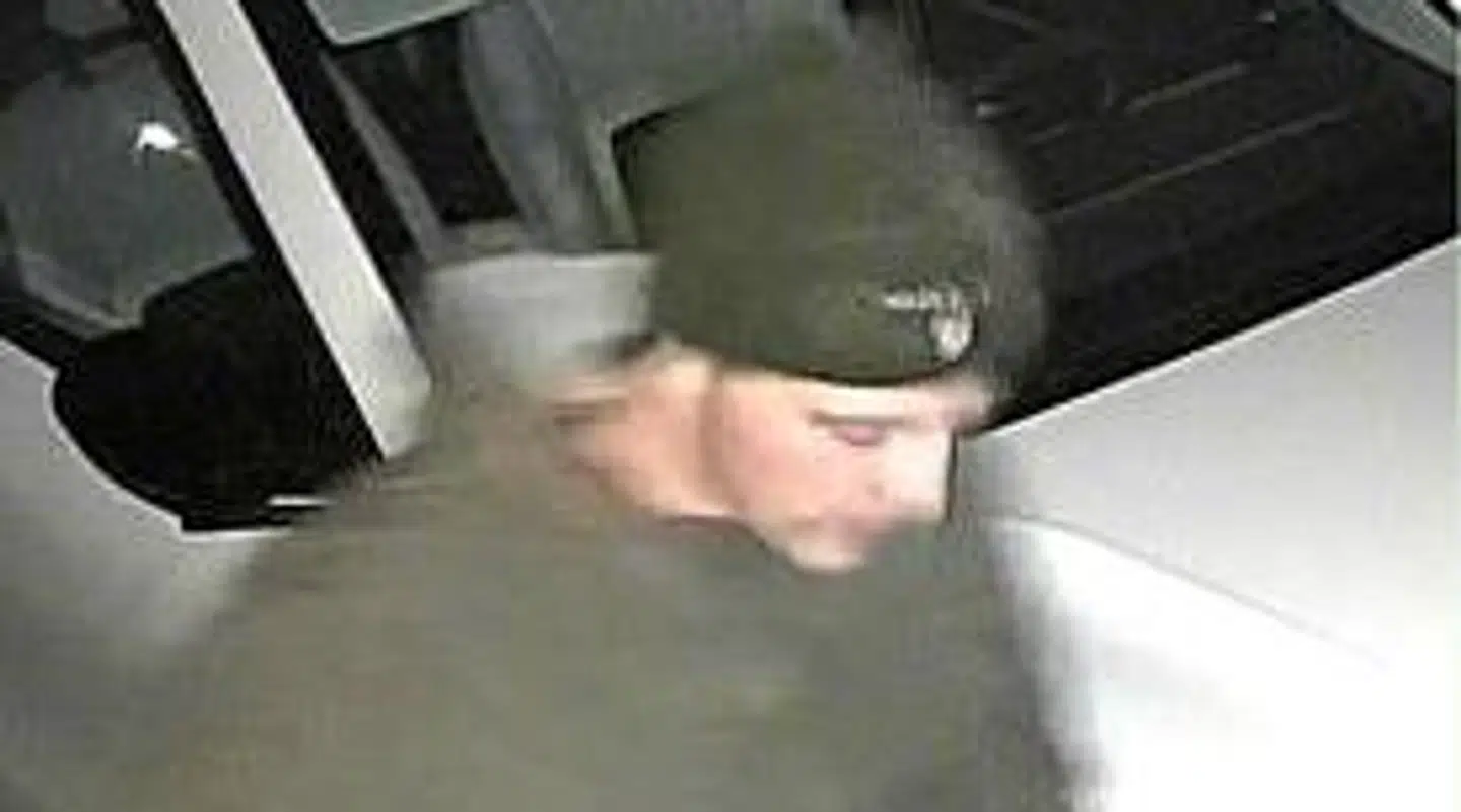 Her ses 'Mand A', der er cirka 25 år, skriver politiet.