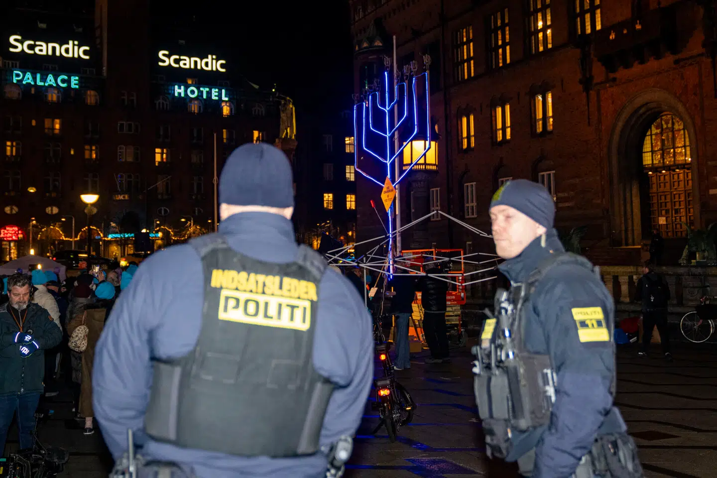 Poilitiet er talstærk tilstede da den jødiske forening Chabad Danmark fejrer hanukkah på Rådhuspladsen i København tirsdag den 16. december 2025. Efter terrorangreb på Bondi Beach i Australien foregår fejringen i København med øget sikkerhed og efter de fornødne forholdsregler.