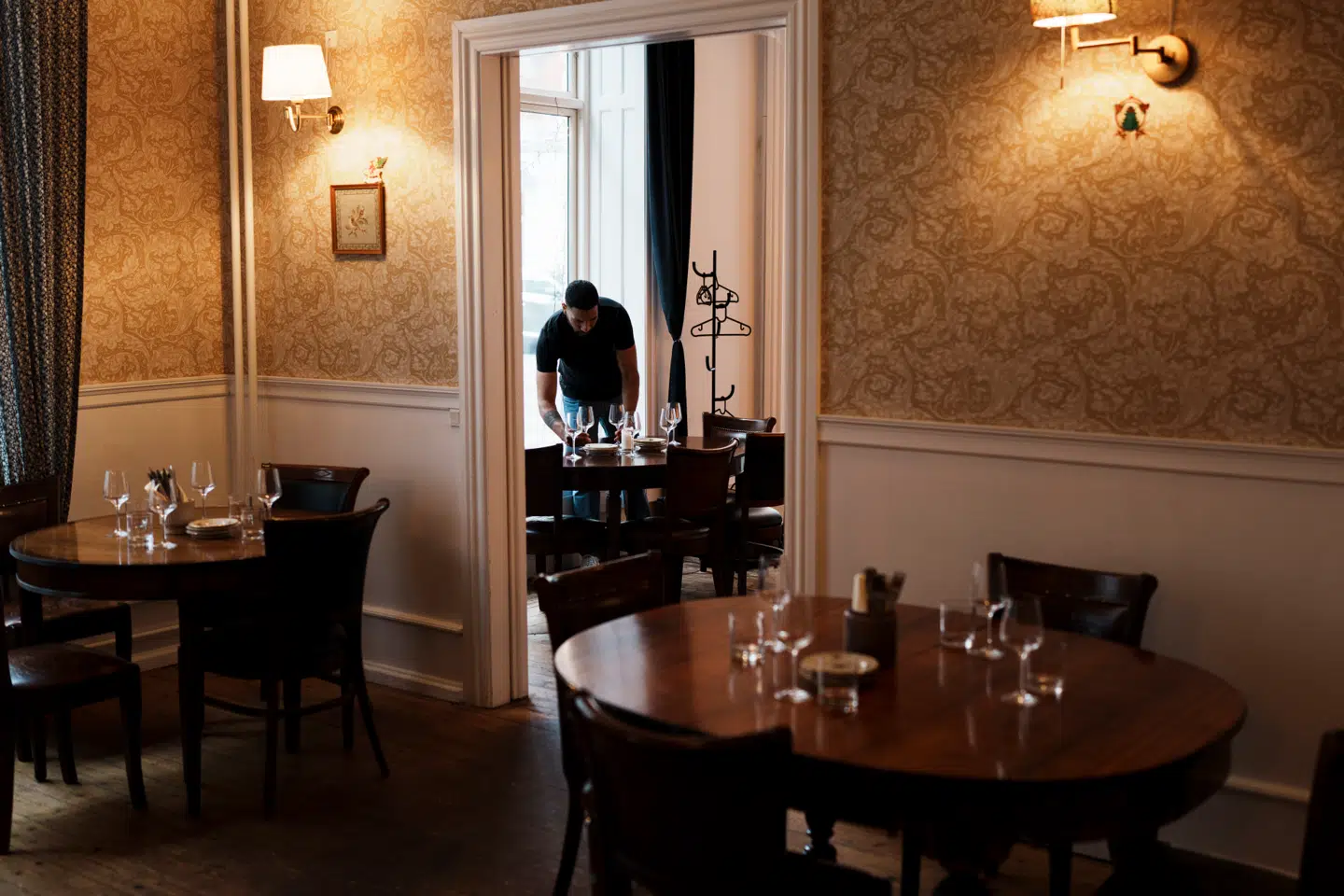 Der ser herskabeligt ud på Hans Christian’s, men der er intet støvet over hverken maden eller stemningen.