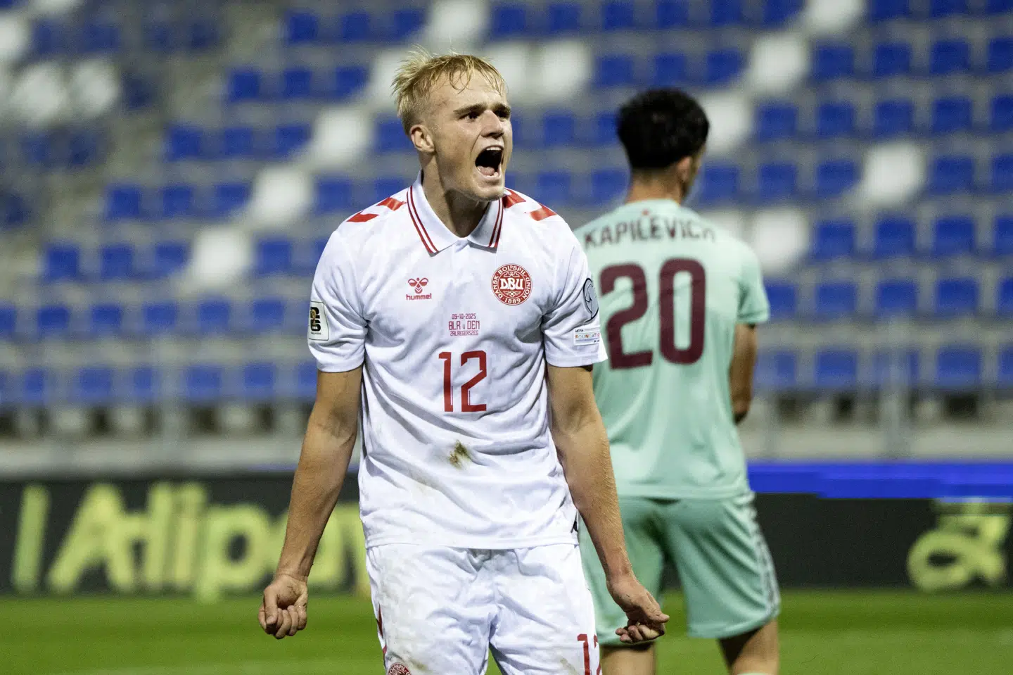 Victor Froholdt jubler her over sit mål ude mod Belarus i oktober. (Arkivfoto).