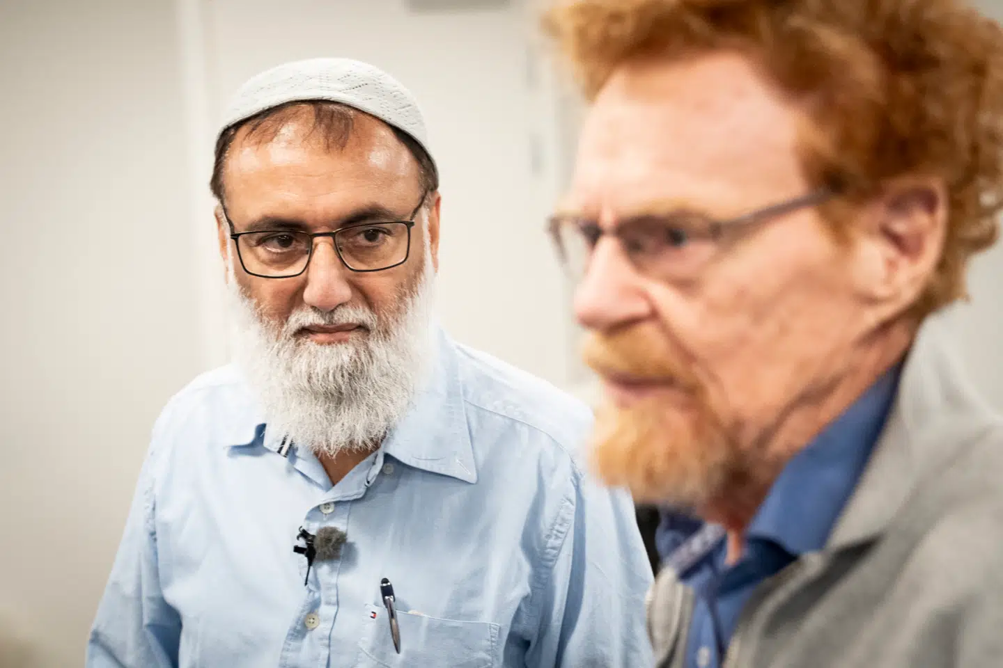 Muhammed Aslam og John Christoffersen er af henholdsvis af ikkevestlig og vestlig baggrund. De er begge tidligere beboere i Mjølnerparken og dukkede op for at møde pressen, efter at EU-Domstolen afsagde kendelse om den danske lov om parallelsamfund.