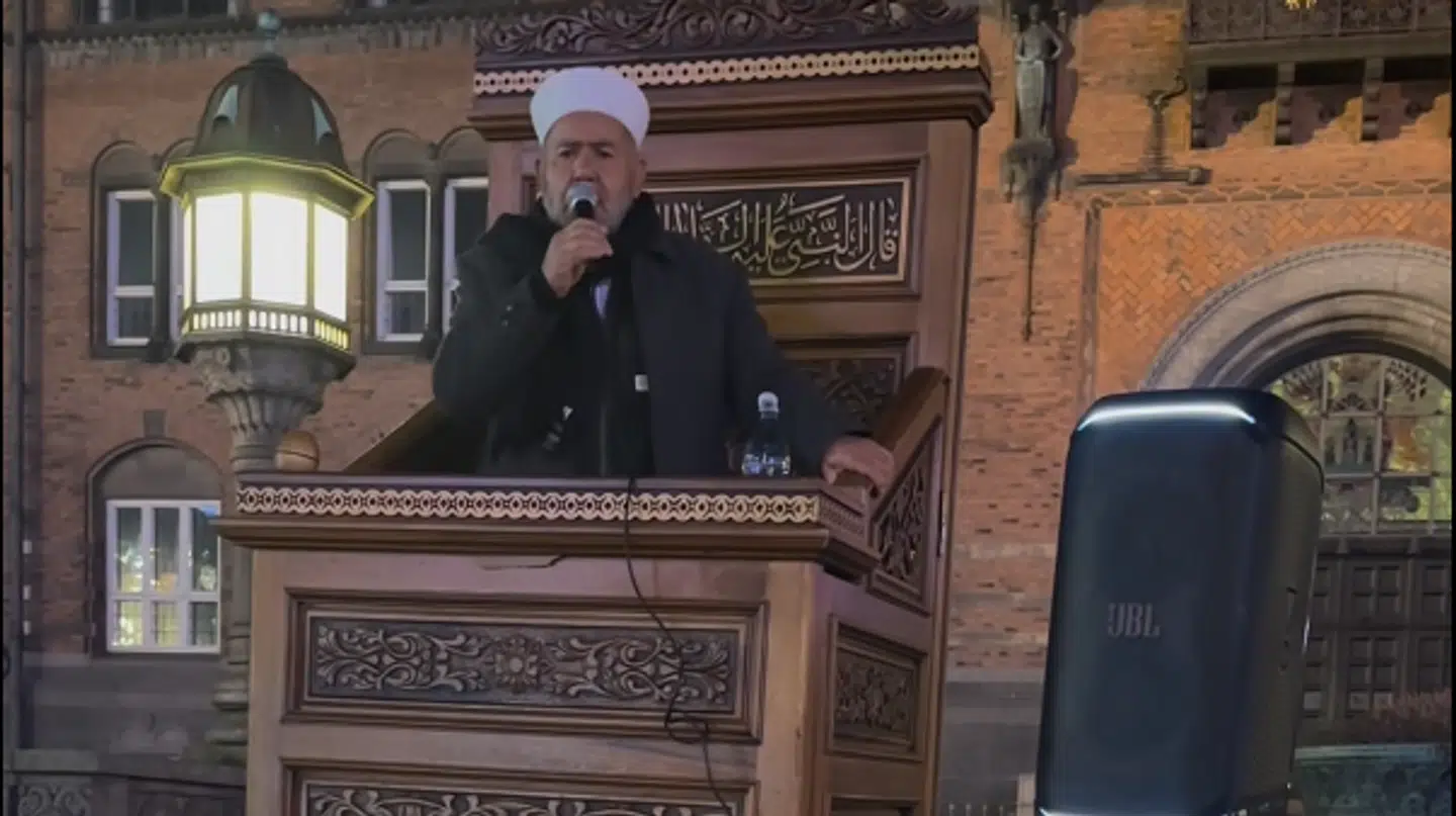 »Jeg er selv gået forbi dette optrin et par gange, og jeg må indrømme, at det får mit blod i kog,« skriver B.T.s debatredaktør, Joachim B. Olsen