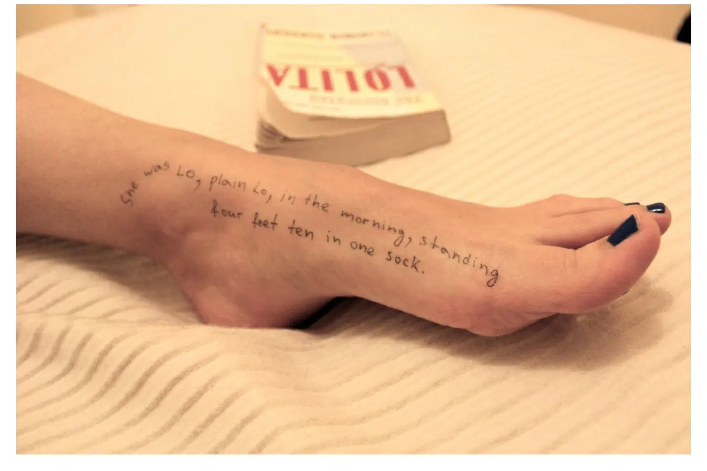 Flere fotos, som torsdag er blevet frigivet fra Jeffrey Epsteins bo, viser citater fra bogen "Lolita", som er skrevet på kvindes krop.