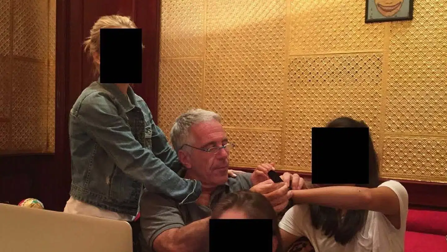På flere af billederne, der blev lækket torsdag, kan man se Jeffrey Epstein med unge piger.