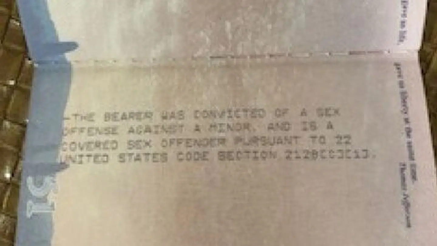 I et billede af et pas, der formentlig tilhører Jeffrey Epstein, står der, at bæreren af passet er dømt for en sexforbydrelse mod en mindreårig.