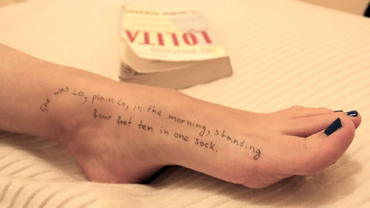 På flere billeder er citater fra den kontroversielle roman 'Lolita' skrevet på en kvindekrop. Romanen omhandler en pædofil mands besættelse af en 12-årig.