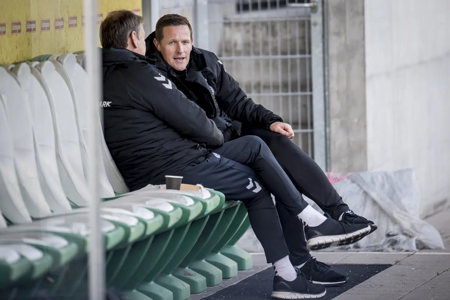 Åge Hareide og Peter Møller snakker her sammen på en udskiftningsbænk i Schweiz i marts 2019 i dagene op til en EM-kvalifikationskamp mod alpelandet. (Arkivfoto).