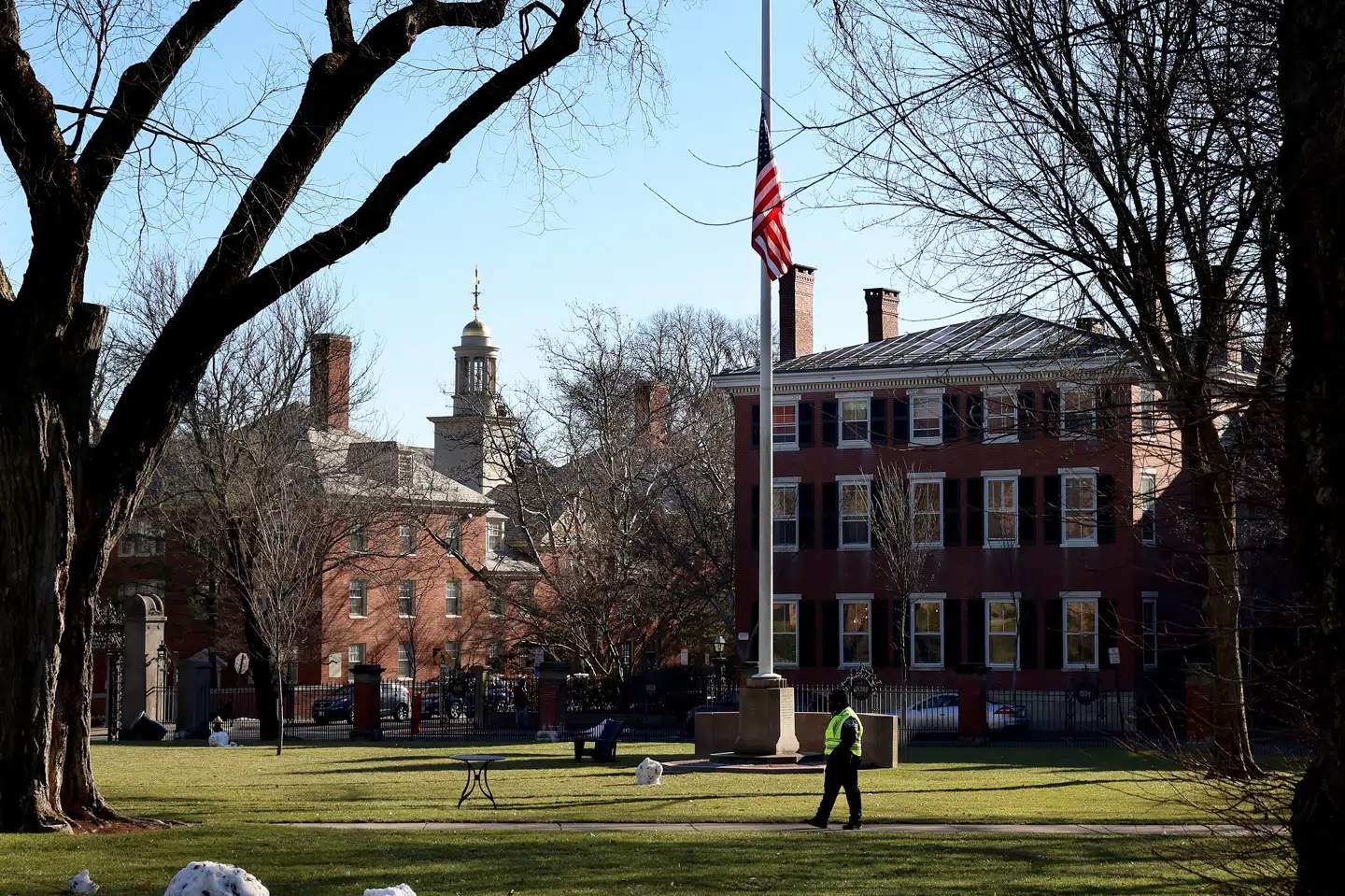 En sikkerhedsvagt patruljerer torsdag ved Brown University, hvor to studerende lørdag blev dræbt af skud.