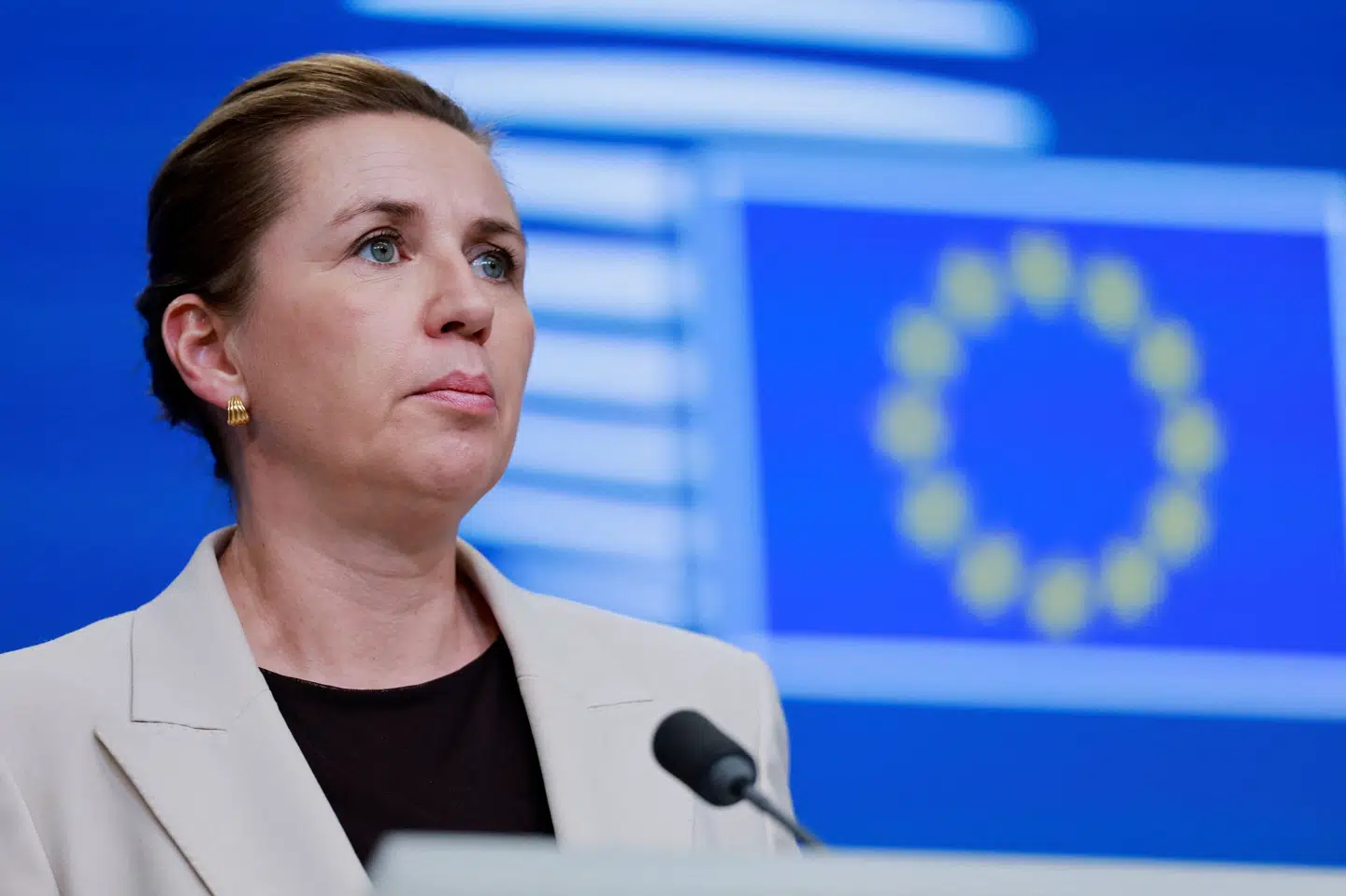 Statsminister Mette Frederiksen (S) stillede sig bag et erstatningslån til Ukraine fra de indefrosne russiske midler. Det lykkedes der ikke at blive opnået enighed om på topmøde. I stedet sikres Ukraine 90 milliarder euro via fælles EU-lån, som kun 24 af de 27 EU-lande står bag.