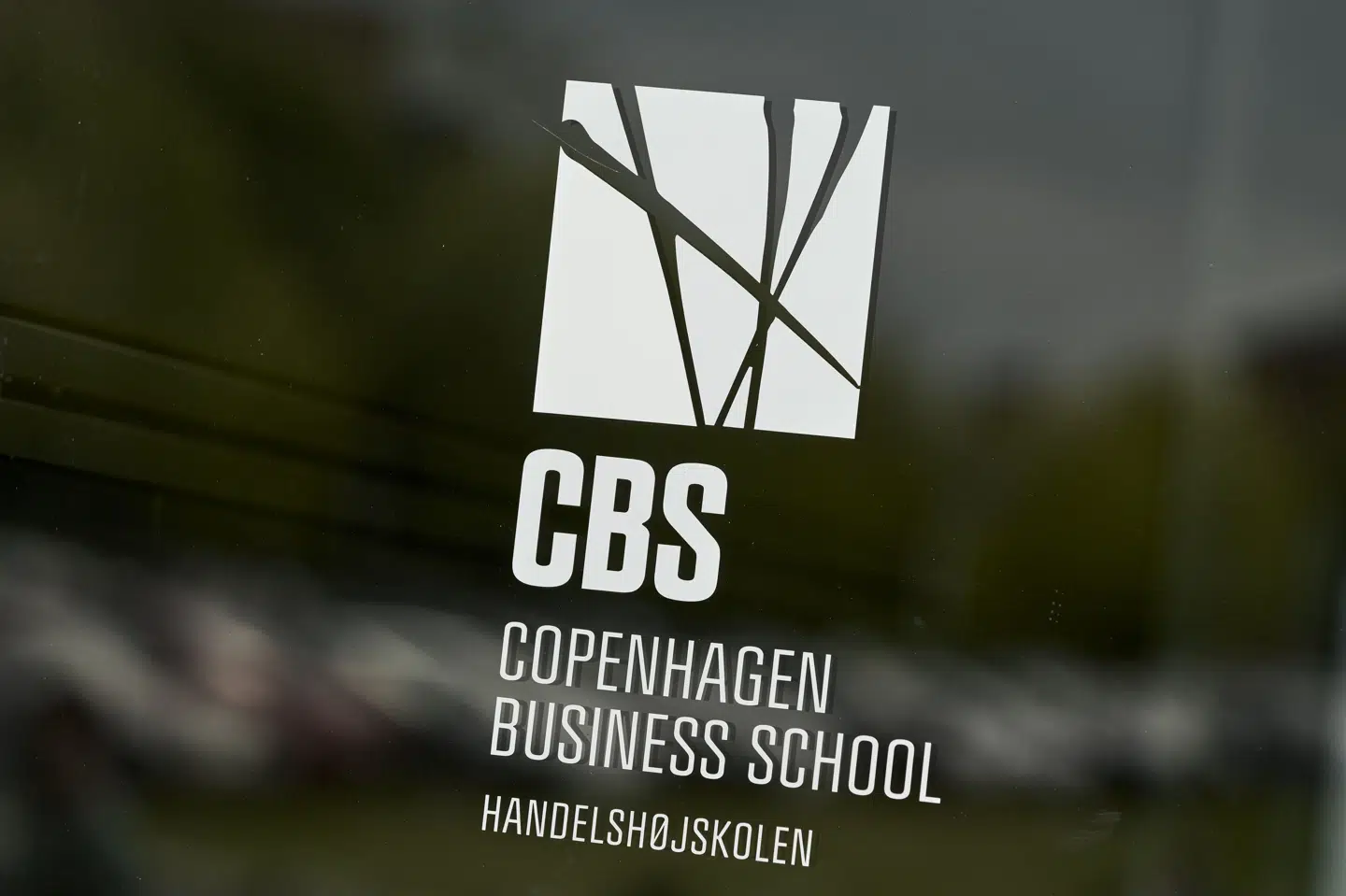 Copenhagen Business School (CBS) har haft flest sager om AI-snyd. I alt har der været 201 sager på fem af landets universiteter. Billedet er taget på Frederiksberg i juni. (Arkivfoto).