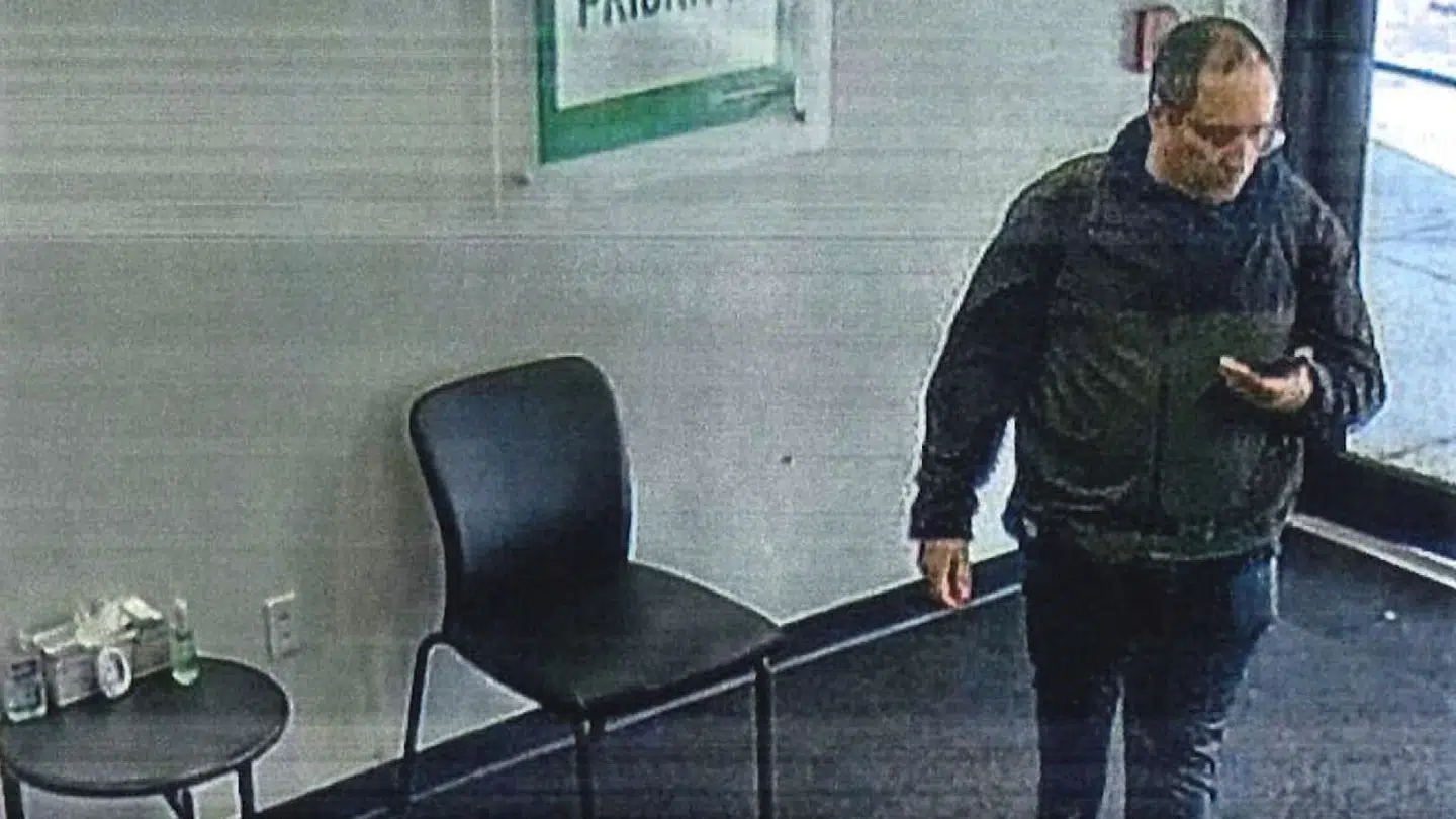 Her ses et billede af den mistænke mand bag skyderiet på Brown University. Han mistænkes nu også for at have dræbt en professor.