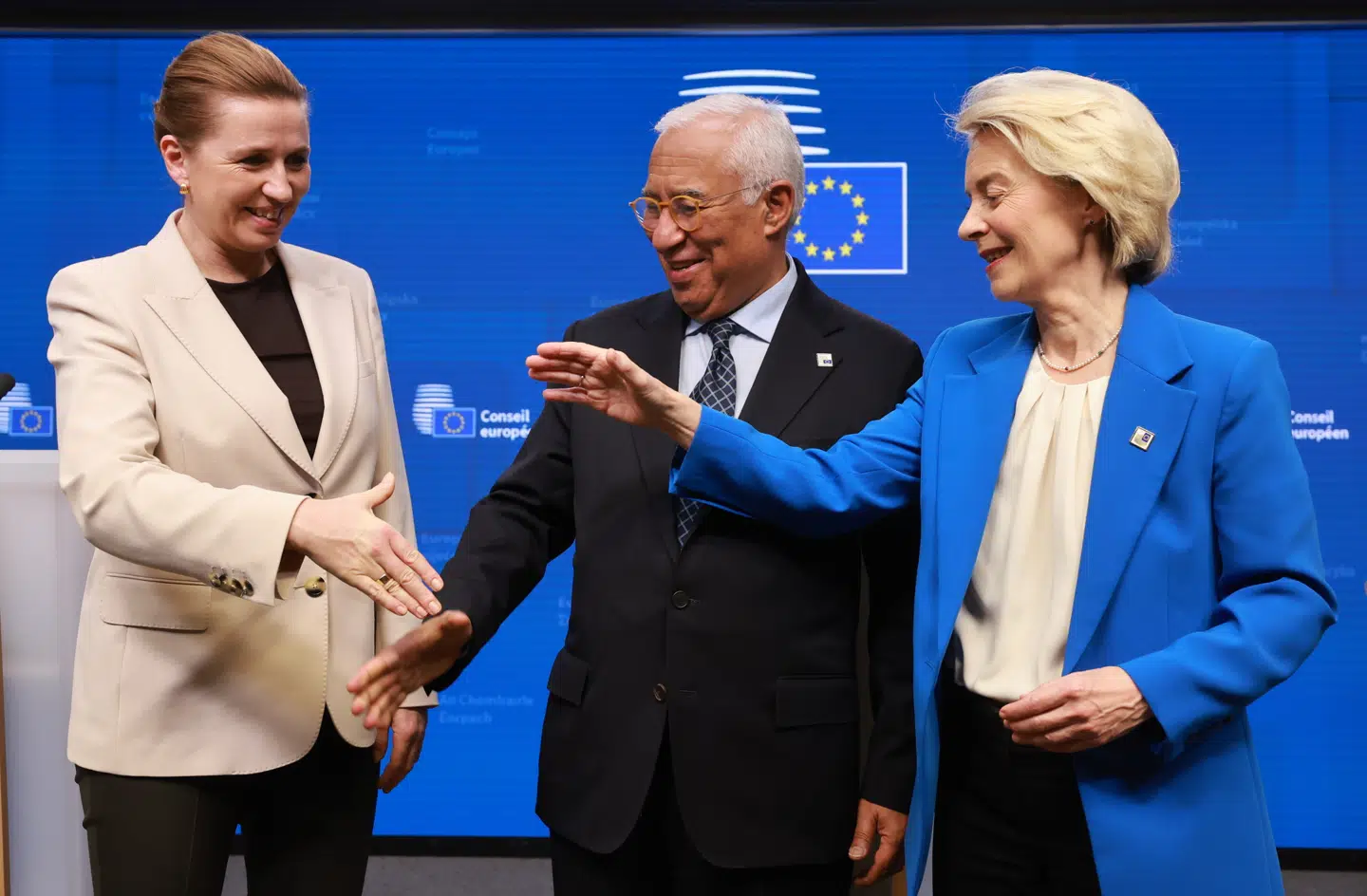 Statsminister Mette Frederiksen sammen med Ursula von der Leyen og António Costa på topmødets afsluttende pressemøde i Bruxelles. EU sikrer Ukraine et lån, men tager ikke springet til at bruge de indefrosne russiske milliarder.