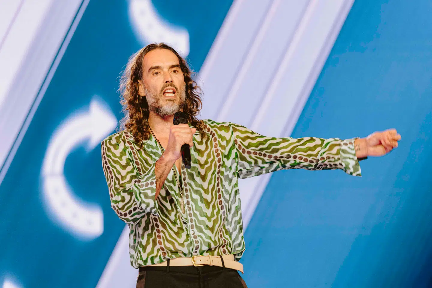 Her ses Russell Brand på scenen under et Turning Point USA-arrangement i Phoenix torsdag.