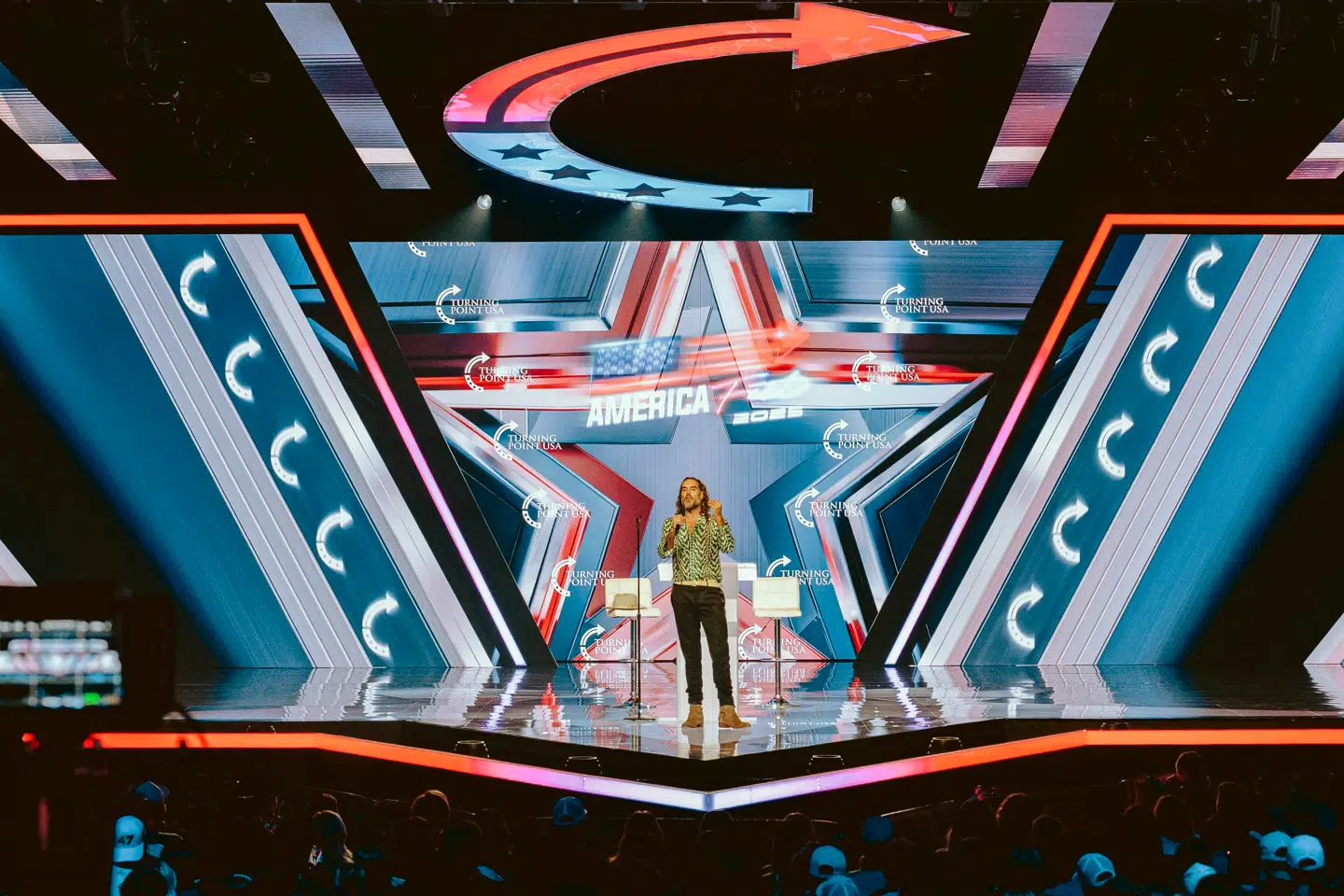 Her ses Russell Brand på scenen under et Turning Point USA-arrangement i Phoenix torsdag.