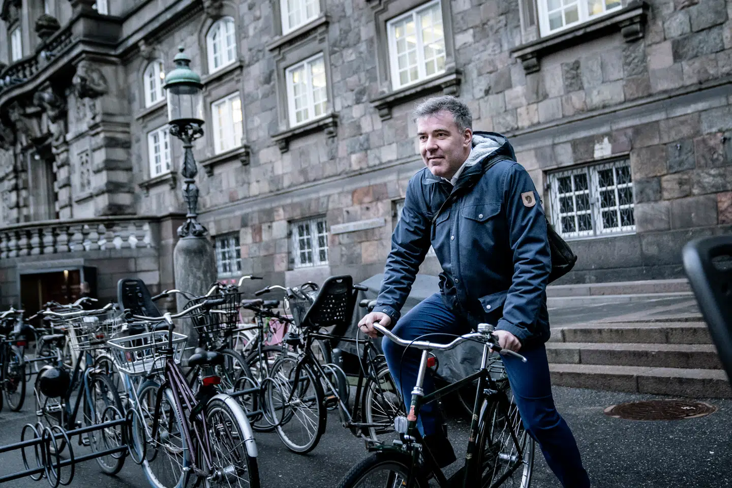 Klima-, energi- og forsyningsminister Lars Aagaard (M) præsenterede torsdag regeringens nye klimamål. Men det er ikke godt nok, mener flere partier.