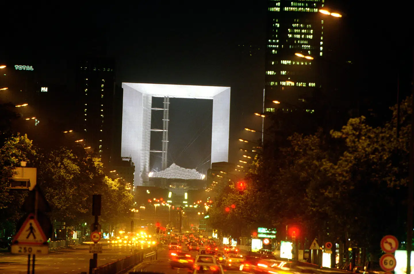 Helt efter planen blev »La Grande Arche« indviet 14. juli 1989, på 200-års dagen for den franske revolution.